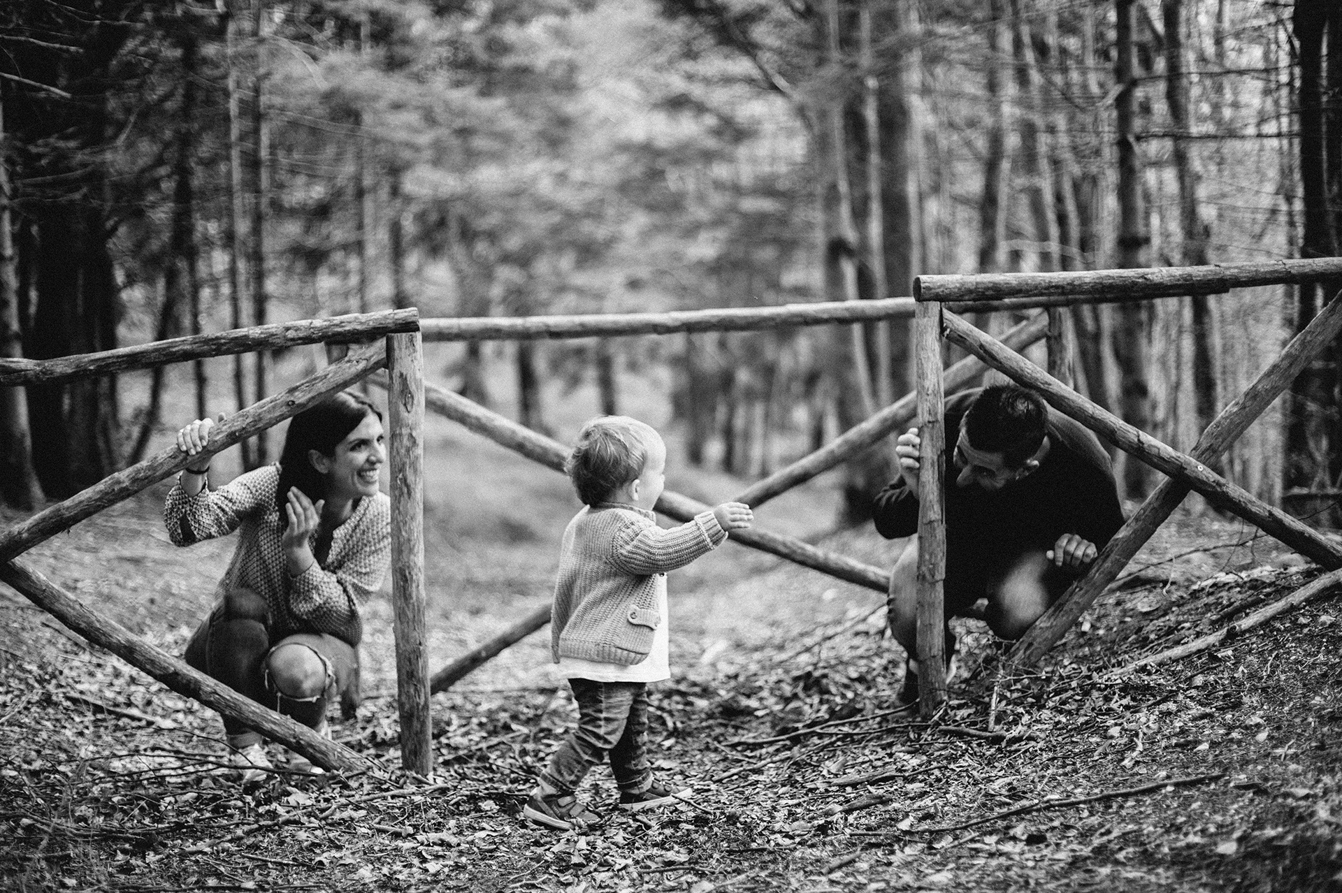 famiglia che gioca a nascondino con il figlio