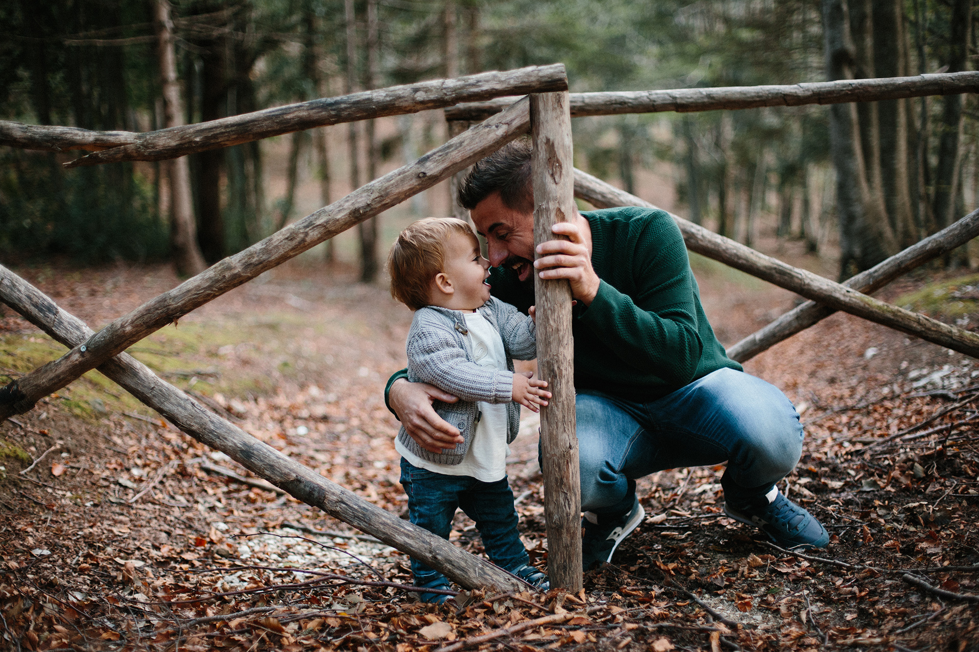 papà gioca con il figlio nel bosco