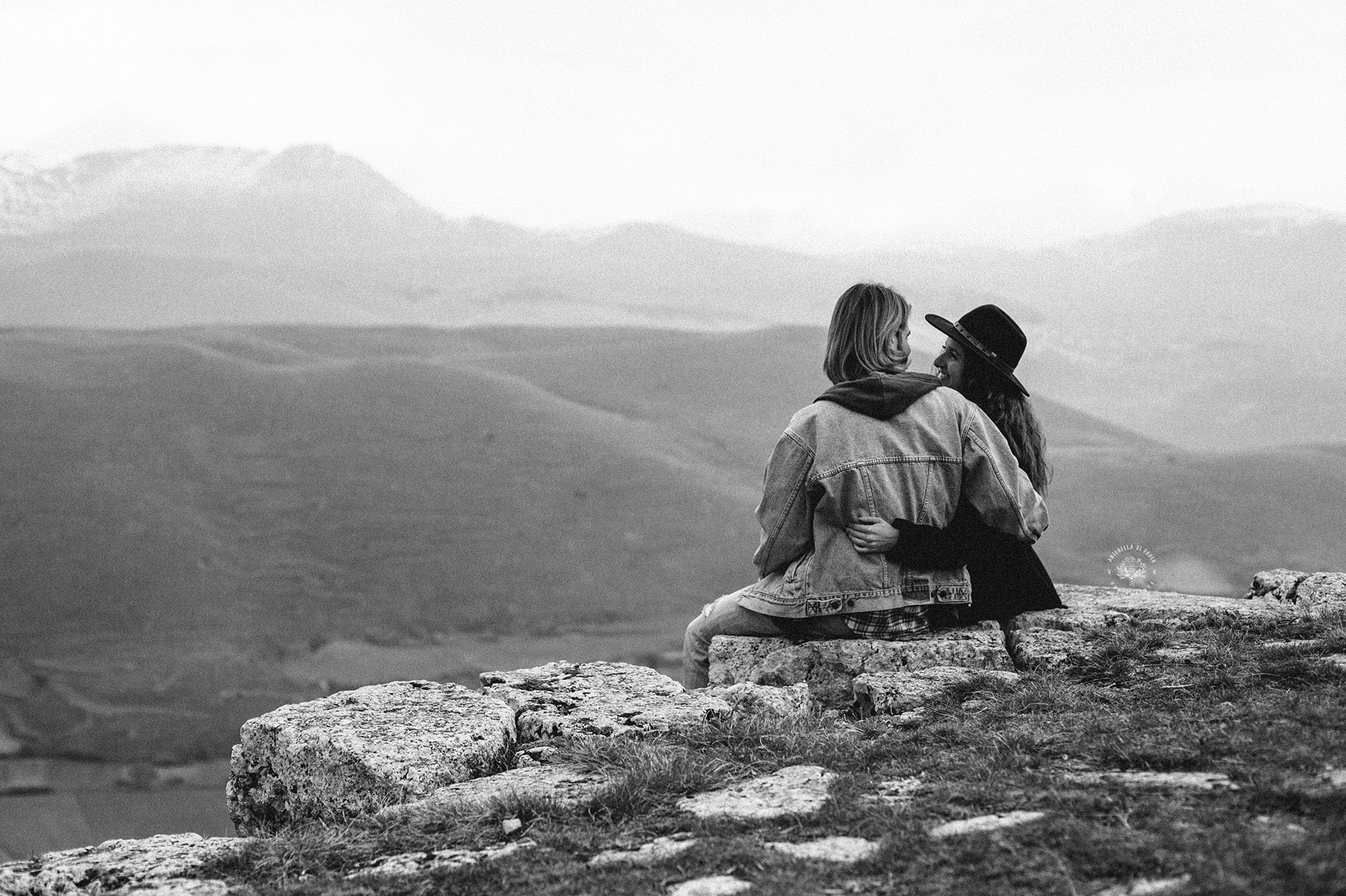 coppia di schiena guarda le montagne