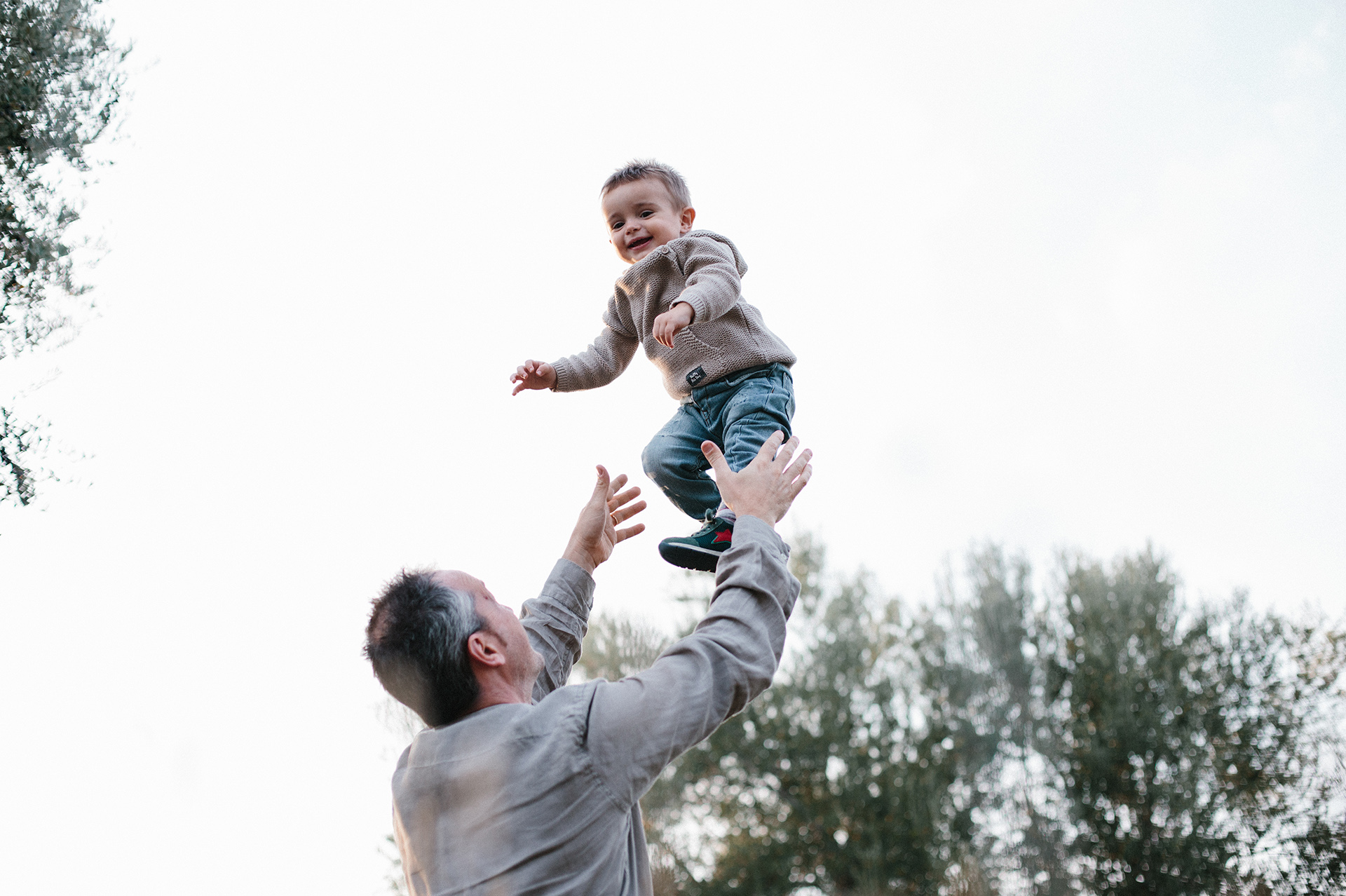 papà lancia in aria il figlio piccolo