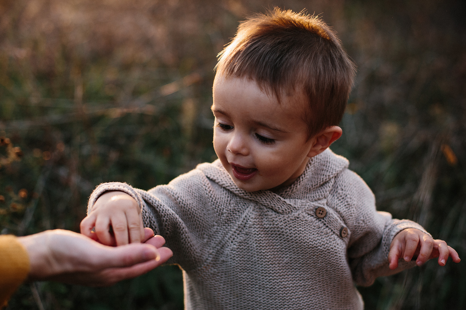 bambino piccolo raccoglie qualcosa